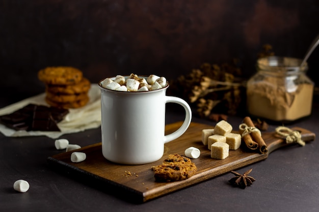 Heiße Schokolade mit Marshmallows in einem weißen Becher auf einem rostigen