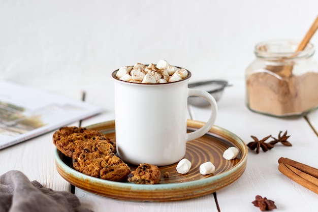 Heiße Schokolade mit Marshmallows in einem weißen Becher