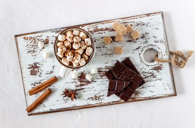 Foto heiße schokolade mit marshmallows in einem weißen becher