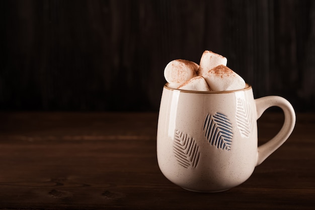 Heiße Schokolade mit Marshmallows in einer Tasse