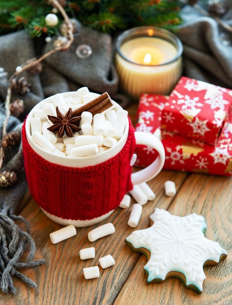 Heiße Schokolade mit Marshmallows und Lebkuchen