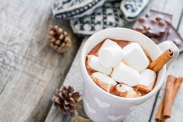 Heiße Schokolade mit Marshmallows und Tannenzapfen