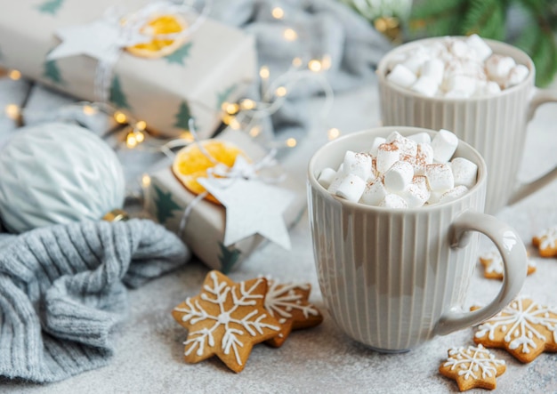 Heiße Schokolade mit Marshmallows, warmes gemütliches Weihnachtsgetränk, Lebkuchen und Dekoration