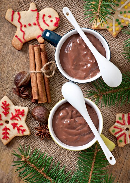 Heiße Schokolade und Weihnachtslebkuchen