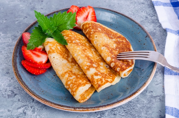 Heiße süße Pfannkuchen mit frischen Erdbeeren