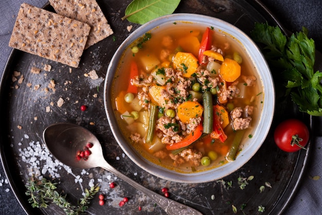 Foto heiße suppe mit gemüse zum wohlfühlen