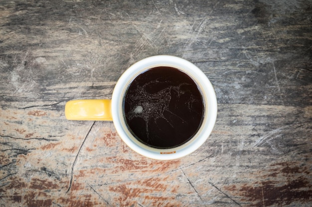 Heiße Tasse Kaffee auf einem grungy Holztisch