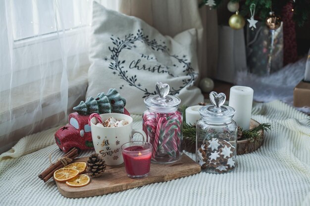 Heiße Tasse Kakao mit Marshmallows und Lebkuchen Weihnachts-Öko-Dekorationen Neujahr Winterferien Geschenke