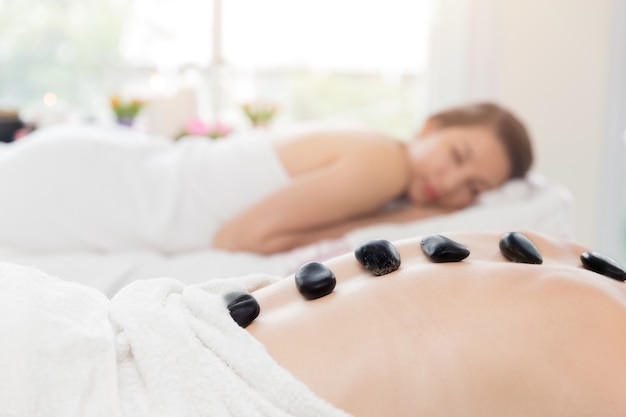 Heiße und kalte Steine ​​Massage im Spa für Rückenschmerzen Relief und Entspannung