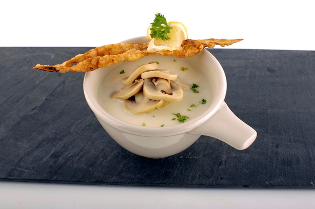 Heiße und köstliche Pilzsuppe mit knusprigen Pommes