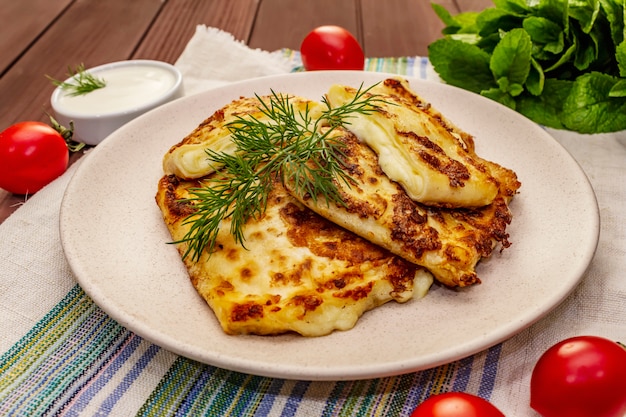 Heiße Vorspeise - Fladenbrot mit Käse und Kräutern. Vegetarisches gesundes Essen