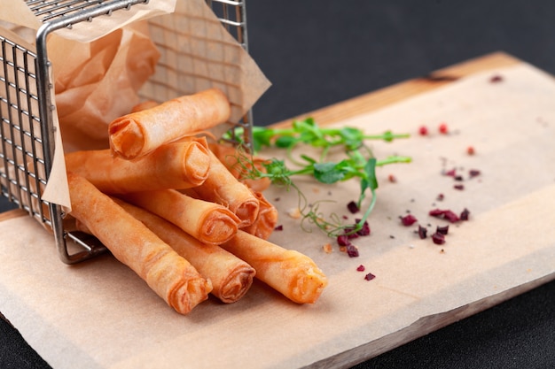 Heiße Vorspeise für Bier, frittierte Käsesticks in Reispapier gewickelt