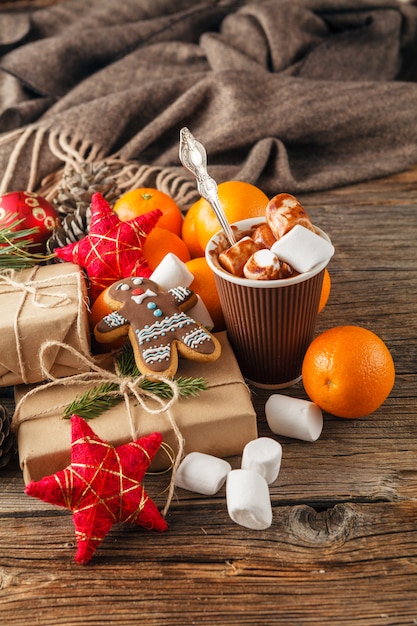 Heiße Weihnachtsschokolade mit Ornamenten und Zuckerstange