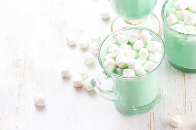 Heiße weiße Minzschokolade mit Marshmallows