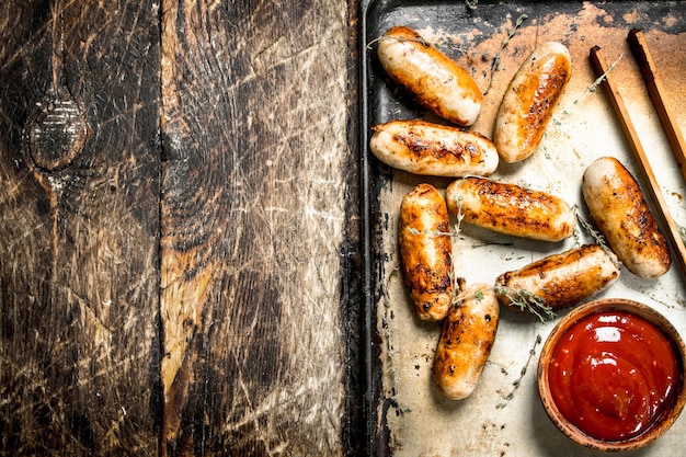 Heiße Würstchen mit Tomatensauce