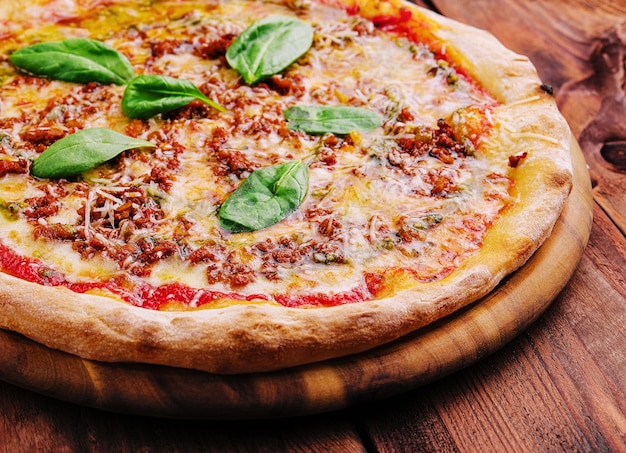 heiße würzige Pizza mit Hackfleisch