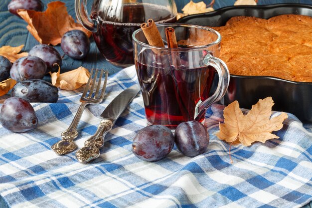 Heißer Alkohol für kalten Tag mit Pflaumenkuchen