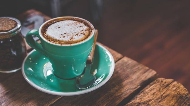 Heißer Cappuccino-Kaffee in der grünen Schale