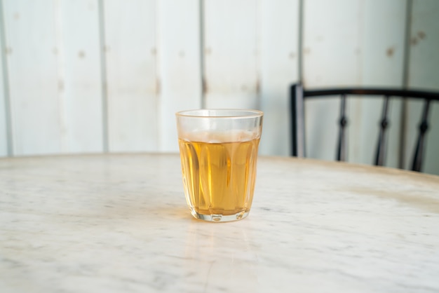 heißer chinesischer Tee im Glas auf Tisch