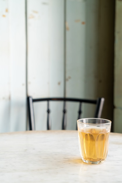 heißer chinesischer Tee im Glas auf Tisch