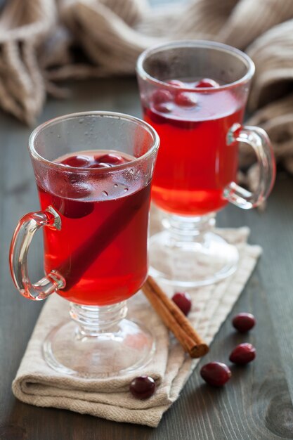 Heißer Cranberry-Tee mit zimtwärmendem Getränk