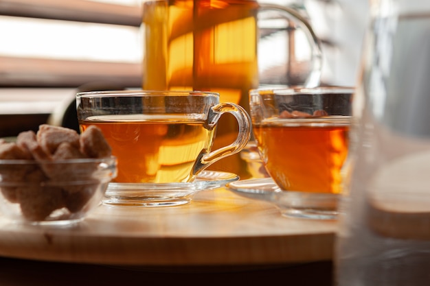 Heißer erfrischender Zitrus Tee im Glas Nahaufnahme