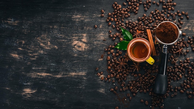 Heißer Espressokaffee in einer Tasse Zimt Auf schwarzem Holzhintergrund Draufsicht Kopierbereich