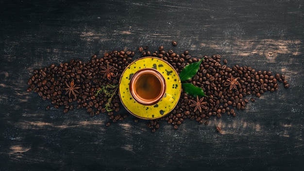 Heißer Espressokaffee in einer Tasse Zimt Auf schwarzem Holzhintergrund Draufsicht Kopierbereich