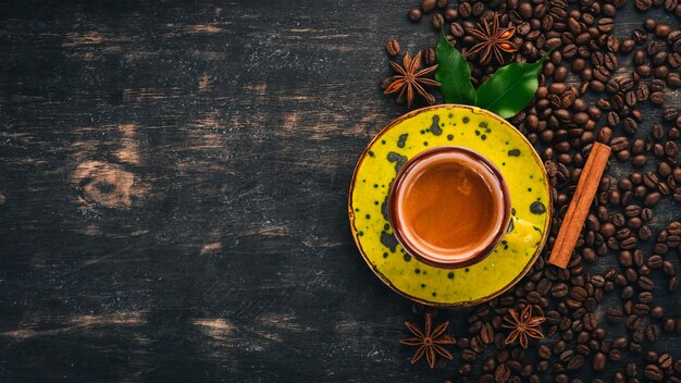 Heißer Espressokaffee in einer Tasse Zimt Auf schwarzem Holzhintergrund Draufsicht Kopierbereich