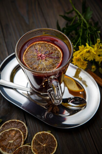 Heißer Glühwein auf einem Holztisch