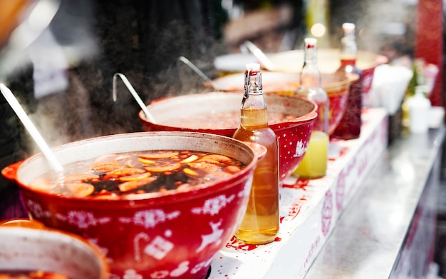 Foto heißer glühwein auf einem streetfood-markt