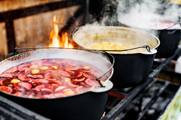 Heißer Glühwein auf einem Streetfood-Markt