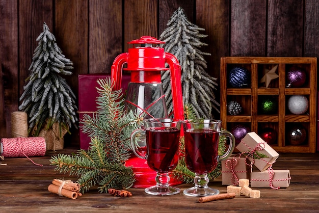 Heißer Glühwein für Winter und Weihnachten mit verschiedenen Gewürzen. Vorbereitung auf die Weihnachtsferien