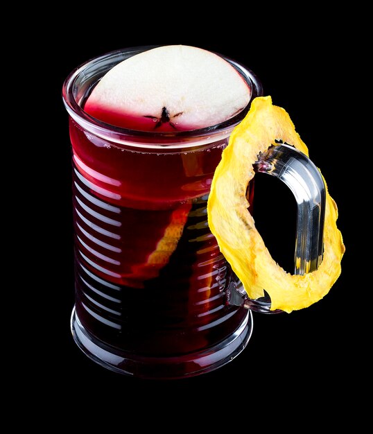 Heißer Glühwein mit Apfel In einem Glas auf dunklem Hintergrund