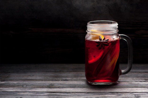 Heißer Glühwein mit Dampf in einem Glas mit Platz für Text