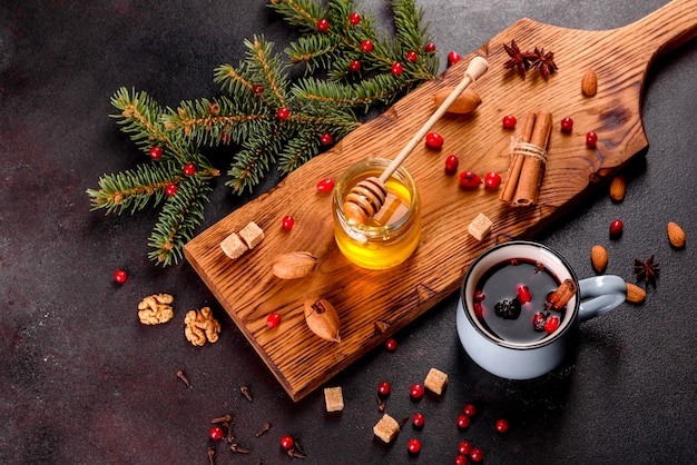 Heißer Glühwein mit verschiedenen Gewürzen