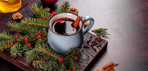 Heißer Glühwein mit verschiedenen Gewürzen