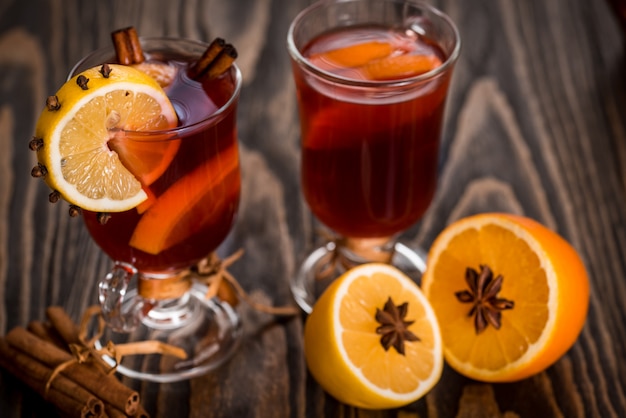 Heißer Glühwein mit würzigen Gewürzen und Orange