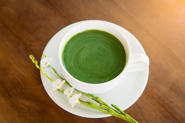 Heißer grüner Tee Matcha