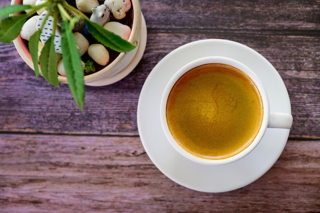 Heißer Kaffee americano auf dem alten Holztisch