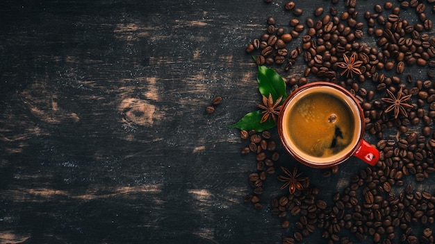 Heißer Kaffee Amerikaner in einer Tasse Zimt Auf einem schwarzen Hintergrund aus Holz Draufsicht Kopieren Sie Platz