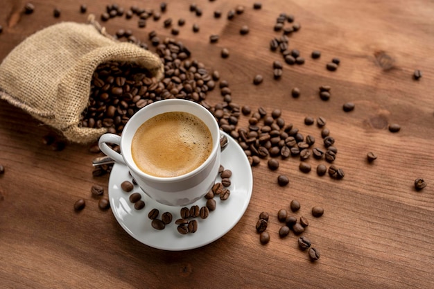 Heißer Kaffee auf einem Holztisch