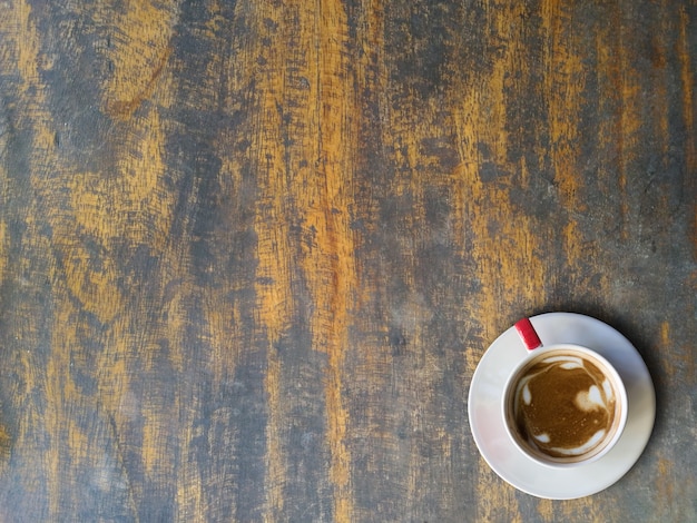 Heißer Kaffee auf Holztisch