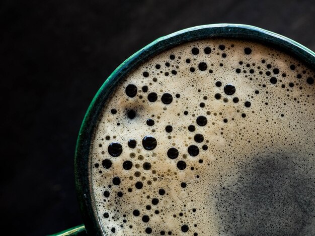 Heißer Kaffee der Draufsicht in der grünen Schale auf hölzernem Hintergrund Beschneidungspfad eingeschlossen