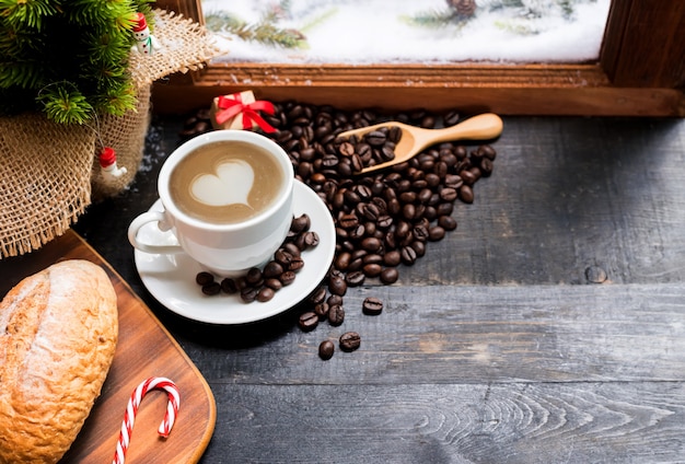 Heißer Kaffee für die Wintersaison mit Schnee. Frohe Weihnachten und ein glückliches neues Jahr im Urlaub.