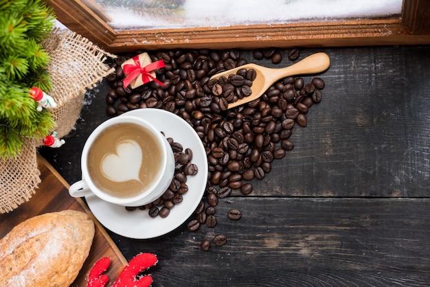 Heißer Kaffee für die Wintersaison mit Schnee. Frohe Weihnachten und ein glückliches neues Jahr im Urlaub.