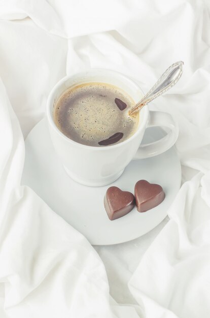 heißer kaffee im bett. selektiver fokus.