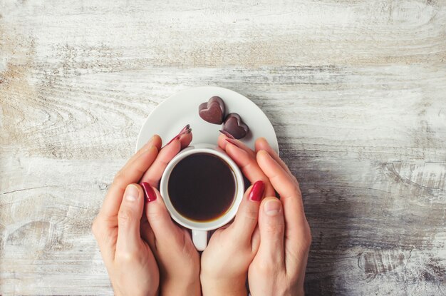 Heißer Kaffee in den Händen eines geliebten Menschen.