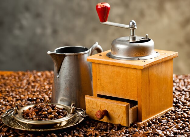 Heißer Kaffee in einer Tasse auf einem alten Hintergrund