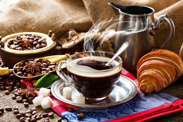 Heißer Kaffee in einer Tasse auf einem alten Hintergrund